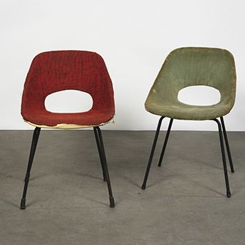 Pierre GUARICHE (1926-1995) 
Paire de chaises modèle «Tulipe»
Tissu rouge et vert...