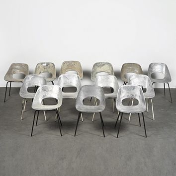 Pierre GUARICHE (1926-1995) 
Série de 13 chaises modèle «Tulipe»
Fonte d'aluminium...