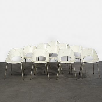 Pierre GUARICHE (1926-1995) 
Ensemble de 10 chaises modèle «Tulipe»
Fonte d'aluminium...