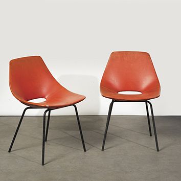 Pierre GUARICHE (1926-1995) 
Paire de chaises modèle «Tonneau»
Simili rouge et métal...