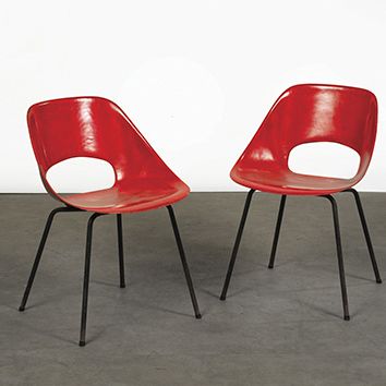 Pierre GUARICHE (1926-1995) 
Paire de chaises modèles «Tulipe»
Fibre de verre rouge...