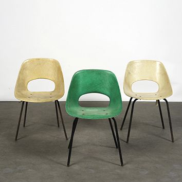 Pierre GUARICHE (1926-1995) 
Série de 3 chaises modèle «Tulipe»
Fibre de verre beige/...