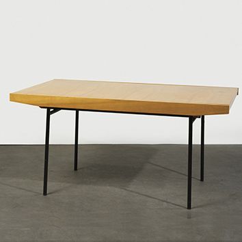 Alain Richard (1926-2017) 
Table de salle à manger modèle «324» à allonges latérales
Frêne...
