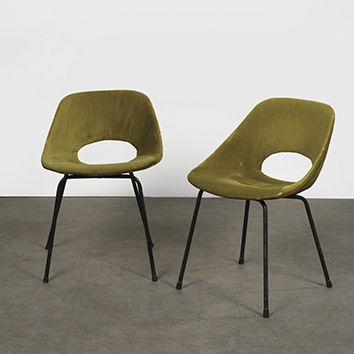 Pierre GUARICHE (1926-1995) 
Paire de chaises modèle «Tulipe»
Tissu vert kaki et...