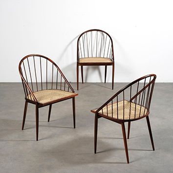 JOAQUIM TENREIRO (1906-1992) 
Série de 3 chaises modèle «Curva»
Palissandre* et cannage
Circa...