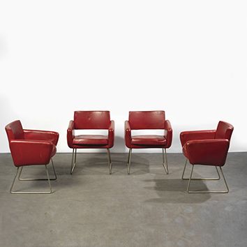Joseph-André MOTTE (1925-2013) 
Série de 4 fauteuils modèle «763»
Simili rouge et...
