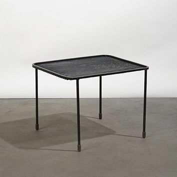 Mathieu MATÉGOT (1910-2001) 
Table basse carrée modèle «Soumba»
Métal laqué noir
Édition... Gazette Drouot