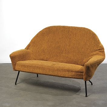 Joseph-André MOTTE (1925-2013) 
Canapé modèle «770»
Tissu orange et métal laqué noir
Édition...