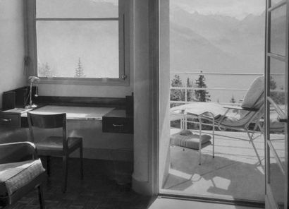 JEAN PROUVE (1901-1984) & JULES LELEU (1883-1961) 
Chaise longue ajustable dite «Martel...