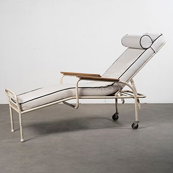 JEAN PROUVE (1901-1984) & JULES LELEU (1883-1961) 
Chaise longue ajustable dite «Martel...