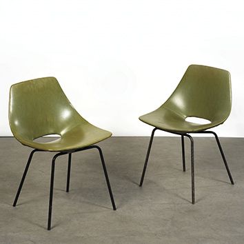 Pierre GUARICHE (1926-1995) 
Paire de chaises modèle «Tonneau»
Simili vert et métal...