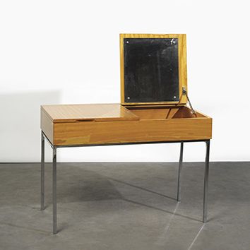 André MONPOIX (1925-1976) 
Coiffeuse modèle «810»
Placage de citronnier, verre et...