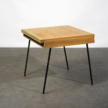 JANINE ABRAHAM (1929-2005) 
Table portefeuille carrée modèle «117» à une allonge
Frêne...