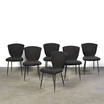 louis Sognot (1892-1970) 
Série de 6 chaises
Tissu noir, métal laqué noir et laiton
Édition...