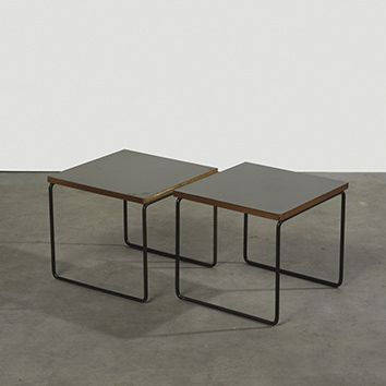 Pierre GUARICHE (1926-1995) 
Paire de tables basses modèle «volante»
Métal laqué...