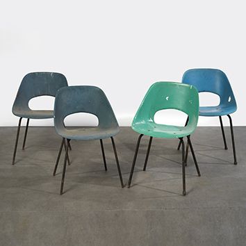 Pierre GUARICHE (1926-1995) 
Série de 4 chaises modèle «Tulipe»
Fibre de verre colorée...