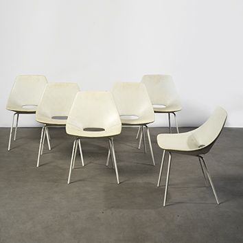 Pierre GUARICHE (1926-1995) 
Série de 6 chaises modèle «Tonneau»
Simili blanc et...