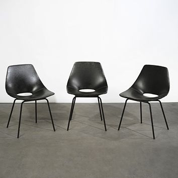 Pierre GUARICHE (1926-1995) 
Série de 3 chaises «Tonneau»
Simili noir et métal laqué...