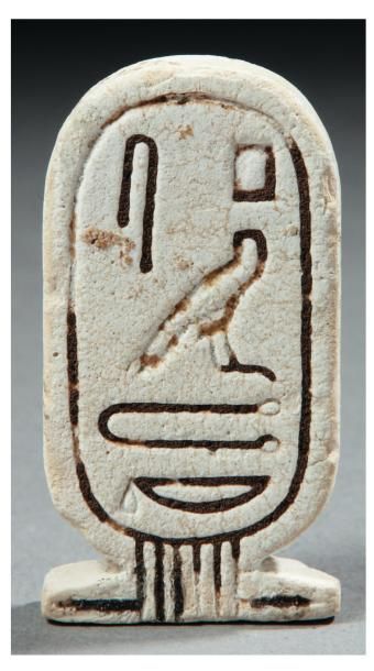 Égypte Amulette biface en forme de cartouche au nom de Psammétique II. Une face est...