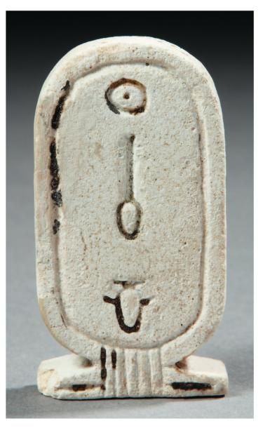 Égypte Amulette biface en forme de cartouche au nom de Psammétique II. Une face est...