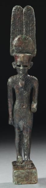 Égypte Statuette votive représentant le dieu Amon. Il est debout sur une base, dans...