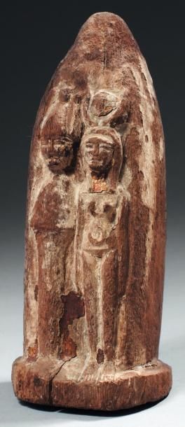 Égypte Reliquaire osirien. Il est en forme d'obélisque, sculpté à l'avant des effigies...