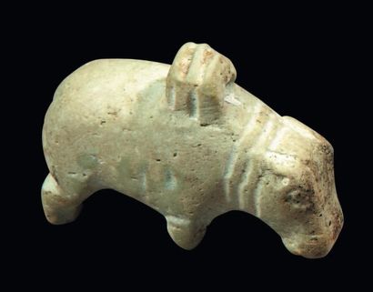 Égypte Amulette représentant un hippopotame passant, à l'aspect débonnaire, le dos...