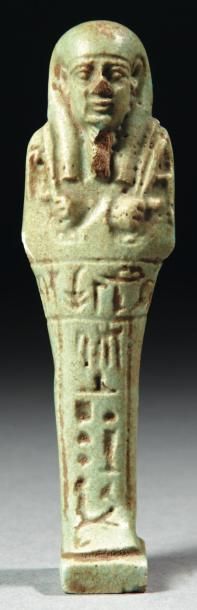 Égypte Oushebti au nom du scribe royal Iahmes. Il est momiforme, coiffé de la perruque...