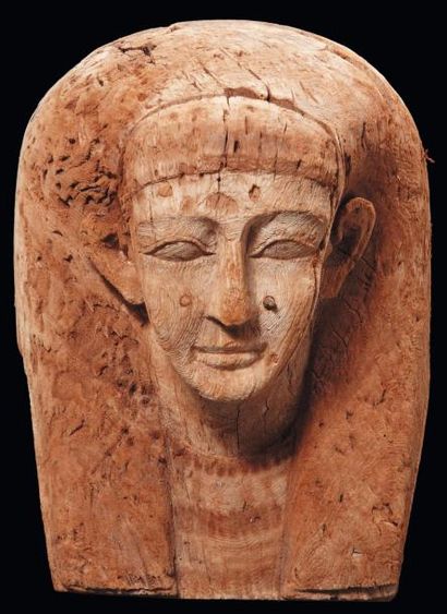 Égypte Masque de sarcophage représentant le visage d'un personnage coiffé de la perruque...