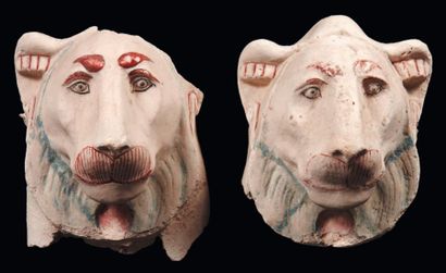 Égypte Ensemble composé de deux protomés d'un lit funéraire représentant des têtes...