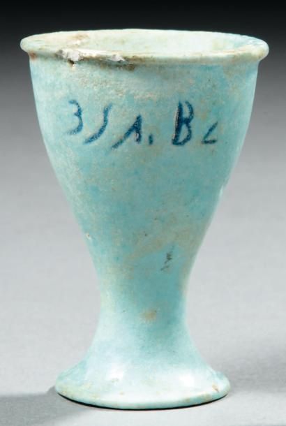 Égypte Vase calice provenant d'un dépôt de fondation inscrit en démotique. Terre...