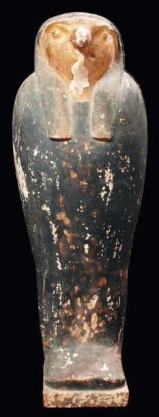 Égypte Sarcophage osirien. Il est momiforme, hiéracocéphale, le pied reposant sur...