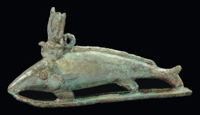 Égypte Statuette votive représentant le poisson Oxyrhynque. Il est juché sur un traîneau...