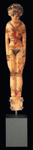Égypte Statuette représentant une concubine. Elle est debout sur une base, nue, les...