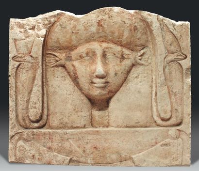 Égypte Bas-relief fragmentaire sculpté du visage de la déesse Hathor coiffée de la...