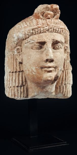Égypte Portrait attribué à Cléopatre III. Tête monumentale représentant la souveraine...