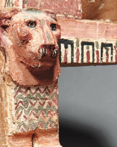 Égypte Sarcophage d'enfant. Rare sarcophage quadrangulaire peint sur les côtés de...