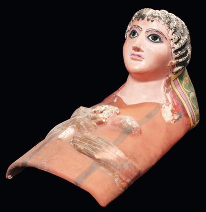 Égypte Masque plastron de momie. Il représente une femme à la carnation rose, les...