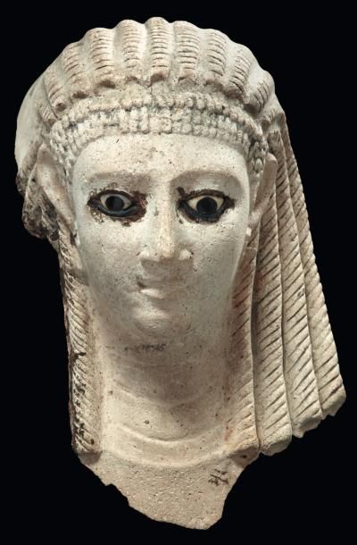 Égypte Masque de momie représentant une femme, les cheveux coiffés en côtes de melon...