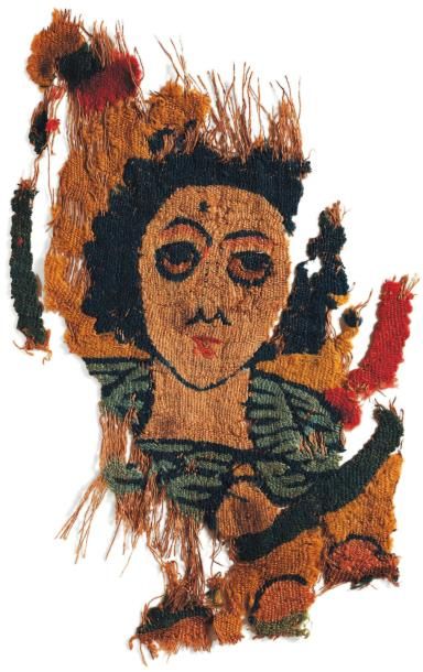 Égypte Fragment de tenture ornée d'un visage féminin de face. Lin et laine teinte....