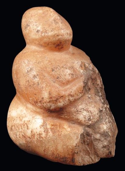Orient Idole féminine. Statuette représentant une femme nue, aux formes généreuses,...