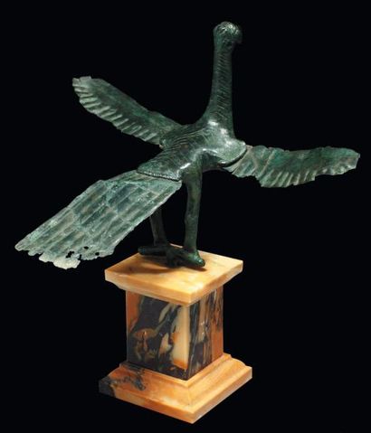 Orient Statuette représentant un oiseau dressé, les ailes largement éployées. Le...