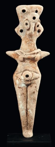 Orient Statuette représentant une femme stylisée, nue, debout. Elle porte au cou,...