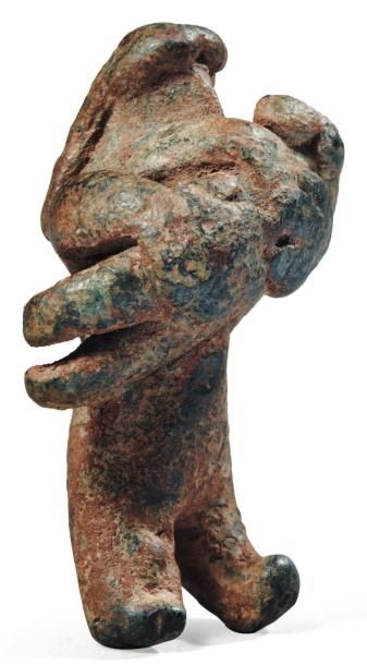 Orient Maternité. Figurine représentant une femme stylisée tenant dans ses bras un...