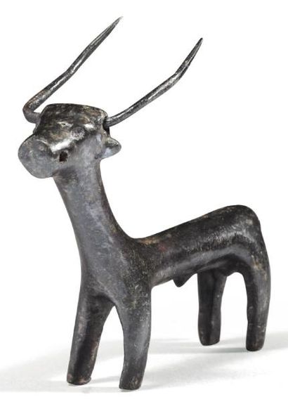 Orient Statuette représentant un taureau stylisé, les cornes amovibles largement...