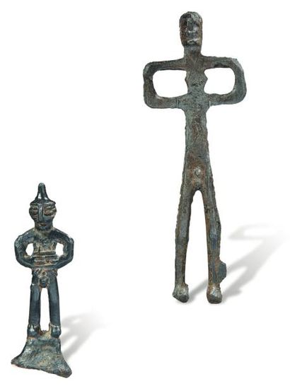 Orient Lot composé de deux statuettes votives représentant des hommes stylisés, les...