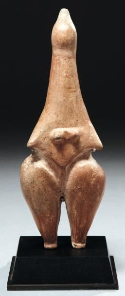 Orient Idole féminine. Statuette représentant une femme nue, debout, stylisée. La...