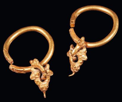 Orient Paire de boucles d'oreilles annulaires auxquelles sont fixés des pendants...