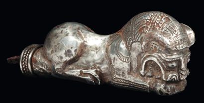 Orient Figurine, probablement le manche d'un objet cultuel, représentant un lion...