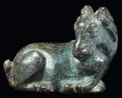 Orient Figurine représentant un bélier couché, la tête tournée vers la droite. Bronze....